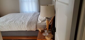 2 chambres, bureau, fer et planche à repasser, lit parapluie