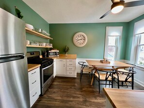 Een koelkast, een microgolfoven, een oven, een kookplaat