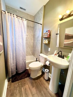 Sèche-cheveux, serviettes fournies, savon, shampoing