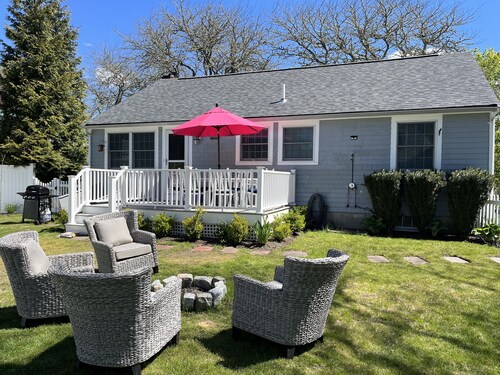 Home in Mattapoisett Village, walk to beach, town, pub/Inn general store. 