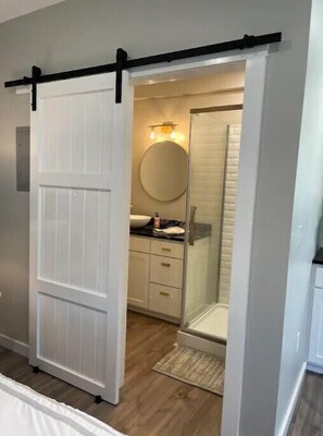 Shower, towels, soap, shampoo - Lake Bungalo (Fort Scott)