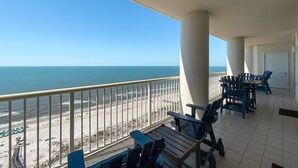 Ein Balkon mit Blick auf Strand und Meer.