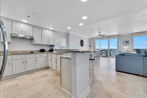 Refrigerador, microondas, horno y parrilla de estufa 