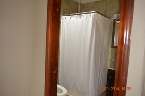 Ducha, secador de pelo, toallas, jabón