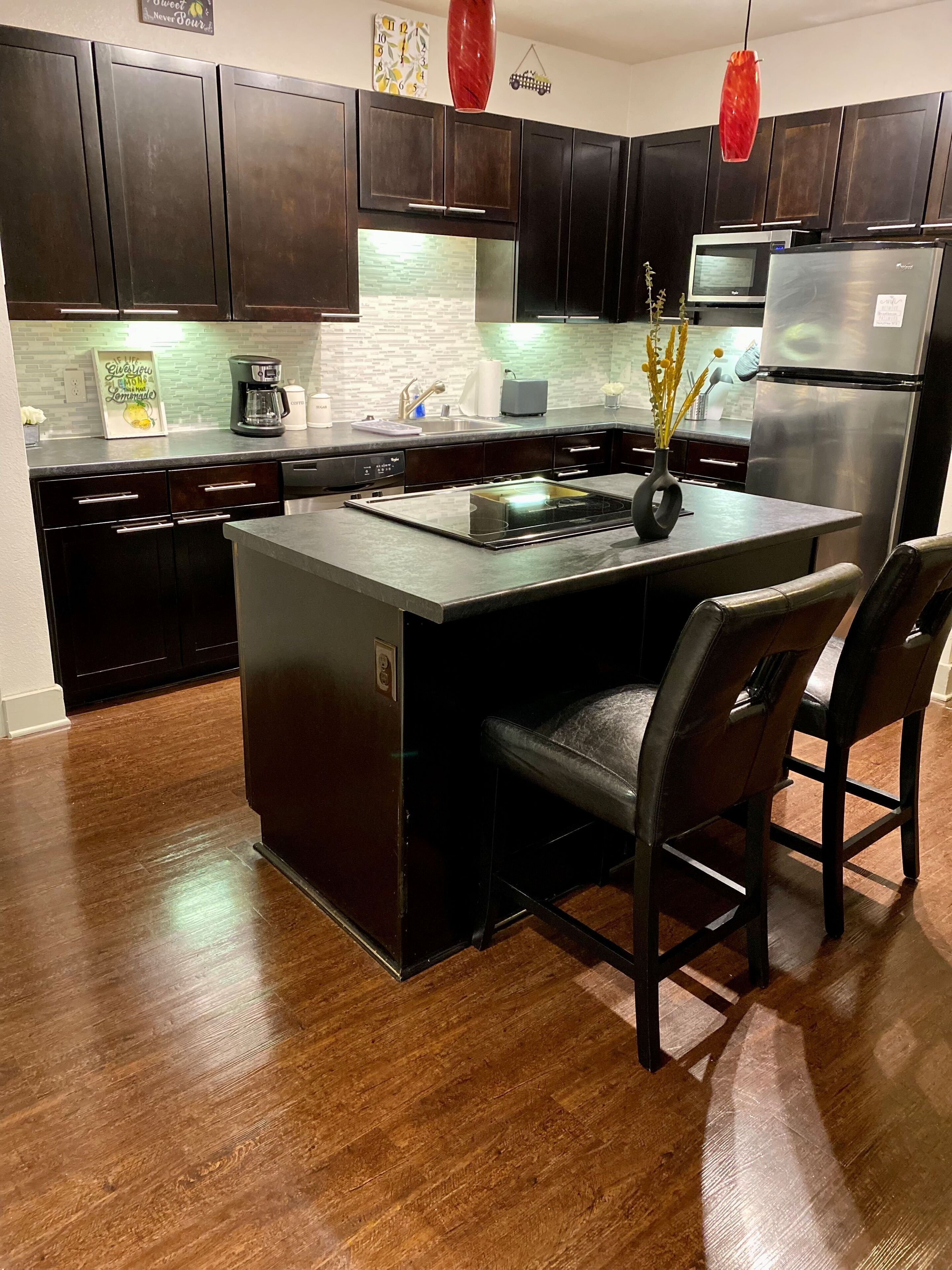 Een koelkast, een magnetron, een oven, een kookplaat