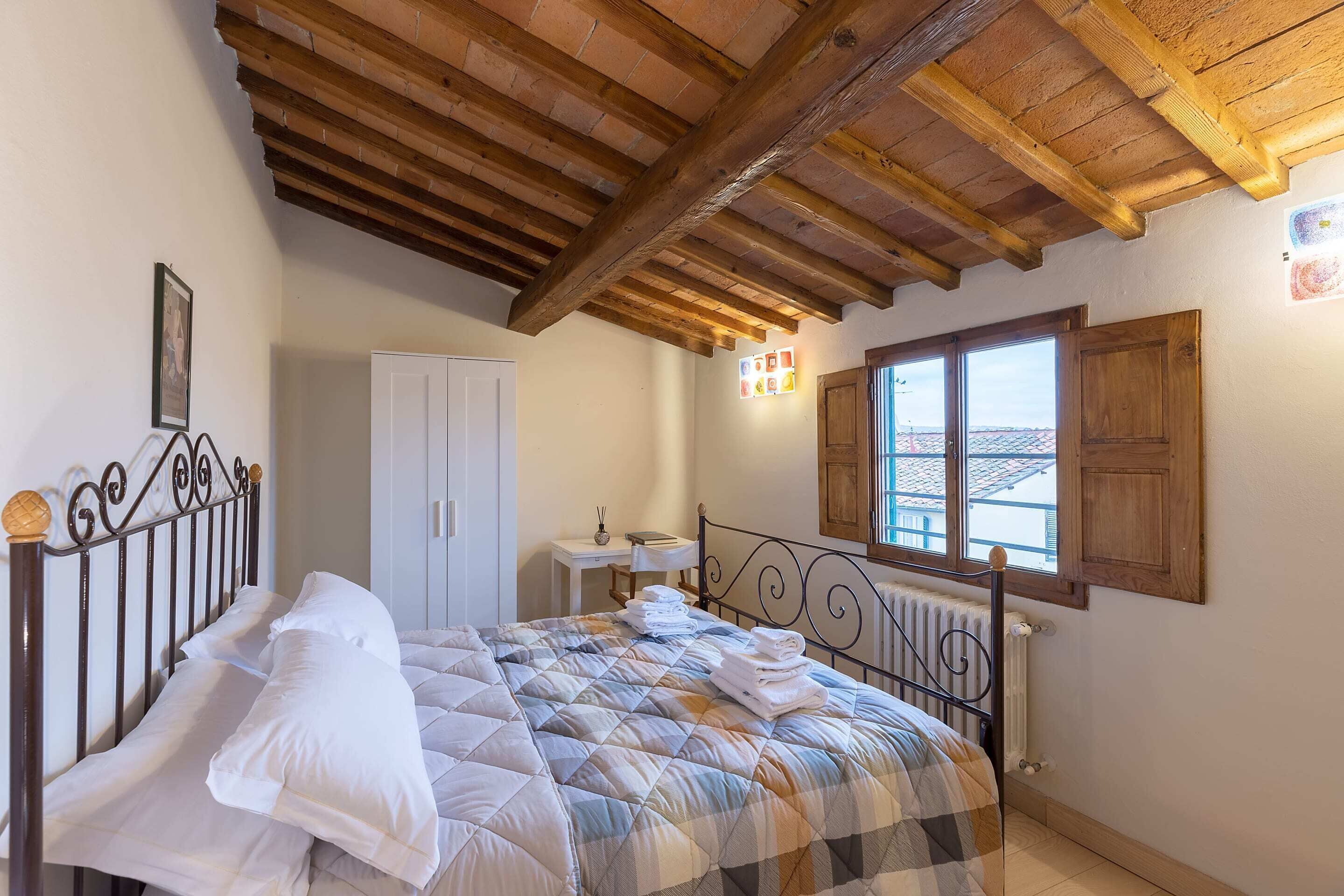 Perushuoneisto, useita sänkyjä | 2 makuuhuonetta, työpöytä, kannettavalle tietokoneelle sopiva työtila