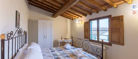 Perushuoneisto, useita sänkyjä | 2 makuuhuonetta, työpöytä, kannettavalle tietokoneelle sopiva työtila