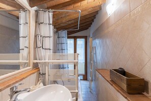 Căn hộ cơ bản, nhiều giường | Phòng tắm | Đồ dùng nhà tắm thân thiện với môi trường, máy sấy tóc, xà phòng 