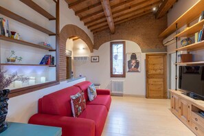 Basic Apartment, Multiple Beds | Living area | TV, streaming services - Sanzanobi Nest (Florence)