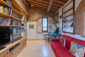 Basic-Apartment, Mehrere Betten | Wohnbereich | Fernseher, Streaming-Dienste