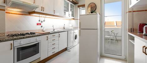 Réfrigérateur, micro-ondes, plaque de cuisson, lave-vaisselle