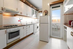 Geladeira, micro-ondas, cooktop, lava-louças