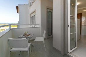Outdoor dining - Baleal Cork Wave - Beachfront Apartment (Peniche)
