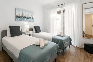 2 bedrooms, iron/ironing board, travel cot, Internet - Casa Moa - Modern Apartment at Nazaré (Nazaré)