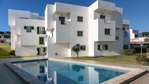 A modern building with a swimming pool in front. - Relax in Foz - Shared Pool (Caldas da Rainha)