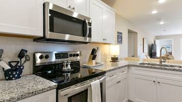 Lemari es, microwave, oven, dan kompor