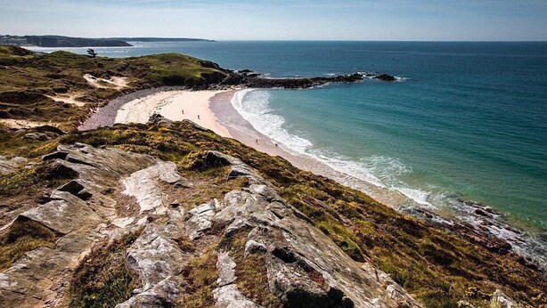 A coastal landscape with a sandy beach, rocky terrain, and a clear view of the sea. - Mimosa - Frehel - Gîte (FREHEL)
