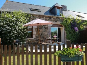 Outdoor dining - Mimosa - Frehel - Gîte (FREHEL)