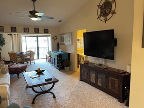 Téléviseur connecté, livres, chaîne audio