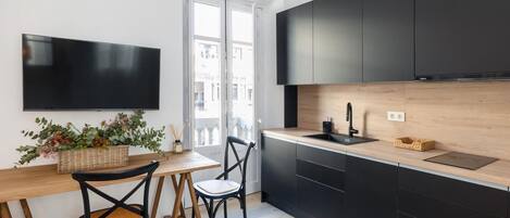 Fridge, microwave, dishwasher, coffee/tea maker