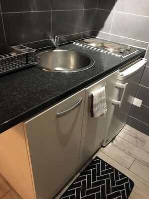 Kylskåp, mikrovågsugn, kaffe- och tebryggare och grytor/köksredskap