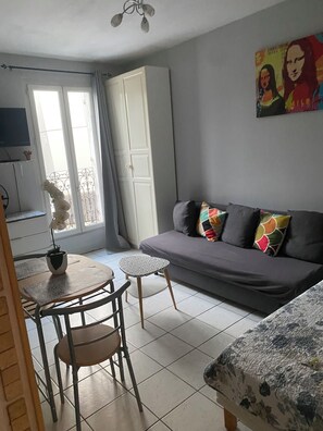 Flat-screen TV - Studio Charmant Centre d Aubervilliers (Aubervilliers)