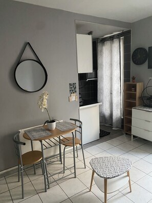 Dining - Studio Charmant Centre d Aubervilliers (Aubervilliers)