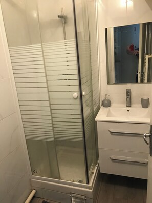Hair dryer, towels, soap, shampoo - Studio Charmant Centre d Aubervilliers (Aubervilliers)