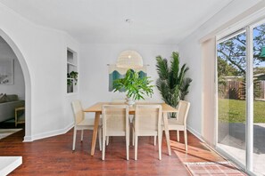 Dining - Sunny Palm Cottage | Hot Tub | 10 Min to Beach! (Largo)