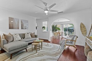 TV - Sunny Palm Cottage | Hot Tub | 10 Min to Beach! (Largo)