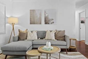 TV - Sunny Palm Cottage | Hot Tub | 10 Min to Beach! (Largo)