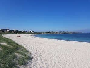 Vlak bij het strand, ligstoelen aan het strand