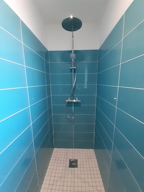 Douche, sèche-cheveux, serviettes fournies, savon