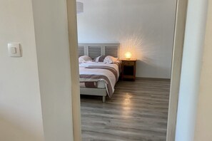 4 bedrooms, desk, iron/ironing board, travel crib