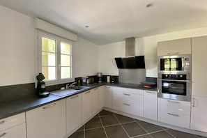 Frigorifero, microonde, forno, lavastoviglie