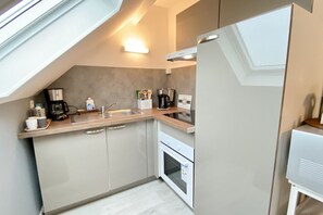 Réfrigérateur, four à micro-ondes, un four, surface de cuisson