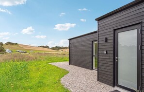 Property grounds - Awesome home in Løgstrup with kitchen (Løgstrup)