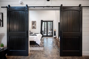 1 غرفة نوم ومكتب ومكواة/لوح كي وسرير سفر