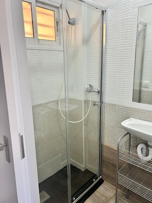 Douche, sĂšche-cheveux, serviettes fournies, savon