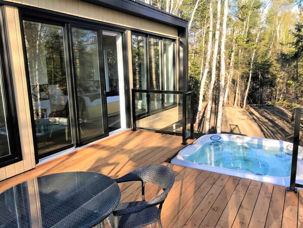 Terrace/patio - Suite #2 - Charlevoix expérience thermale en pleine nature (Les Éboulements)
