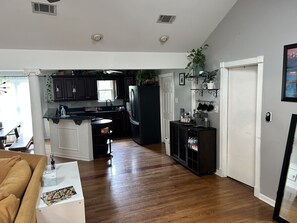 Fernseher, Kamin, Bücher, Computerbildschirme