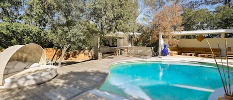 Utomhuspool och uppvärmd pool
