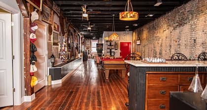 Eclectic Loft atop Art Studio in the heart of Scott Joplin Land!