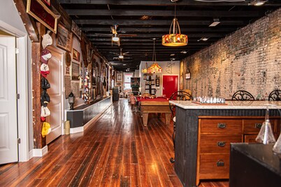 Eclectic Loft atop Art Studio in the heart of Scott Joplin Land!