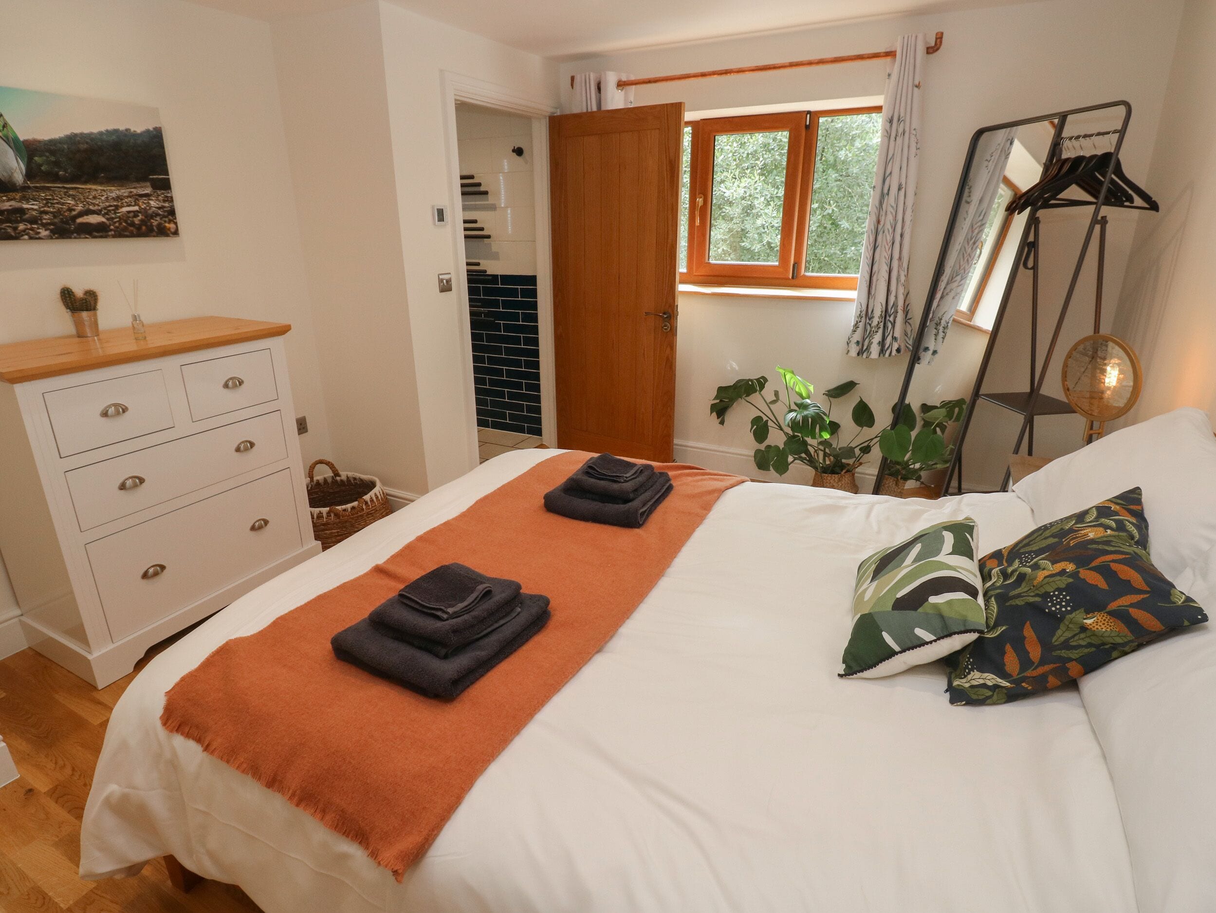 4 bedrooms, individually decorated, individually furnished, free WiFi