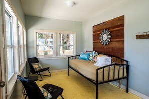 Smart TV - Classic Folly Beach Beauty. Right near the beach! (Folly Beach)