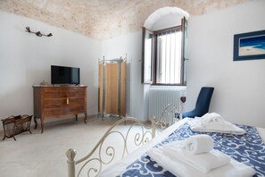 1 habitación, tabla de planchar con plancha, wifi gratis y ropa de cama 