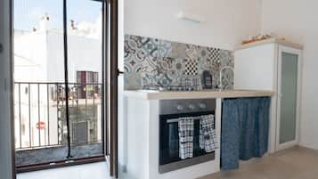 Fridge, oven, stovetop, coffee/tea maker