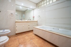 Duschwanne, Haartrockner, Bidet, Handtücher