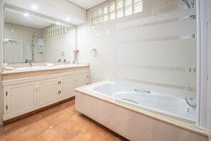 Combined shower/tub, hair dryer, bidet, towels - The rest of Julia Augusta (Cádiz)